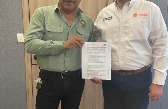 SECRETARIO GENERAL ENTREGA AL SECRETARIO DEL AYUNTAMIENTO PLIEGO PETITORIO DEL CONVENIO COLECTIVO DE TRABAJO