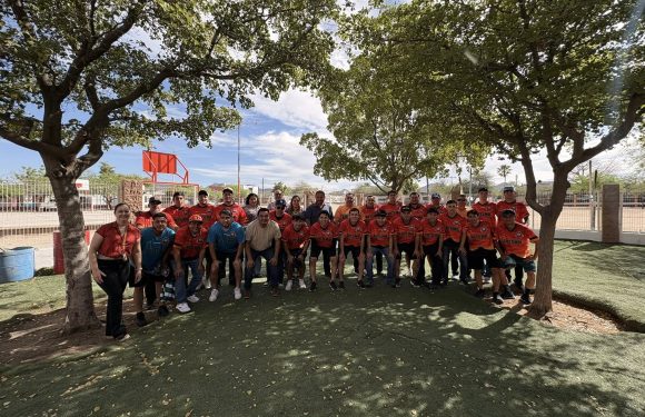 ENTREGA DE UNIFORMES A LA SELECCIÓN DE FUTBOL QUE PARTE AL ESTATAL A SANTA ANA, SONORA