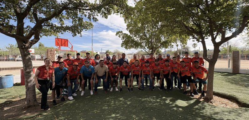 ENTREGA DE UNIFORMES A LA SELECCIÓN DE FUTBOL QUE PARTE AL ESTATAL A SANTA ANA, SONORA