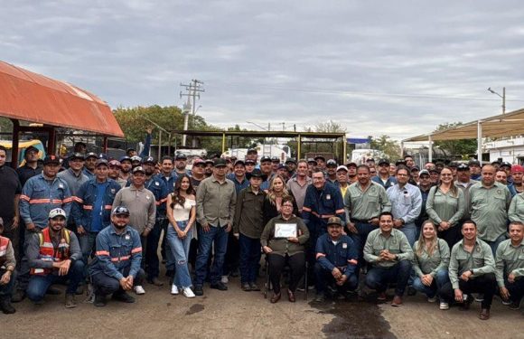 COMITÉ EJECUTIVO ENTREGA RECONOCIMIENTO POR JUBILACIÓN