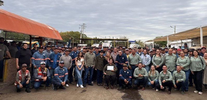 COMITÉ EJECUTIVO ENTREGA RECONOCIMIENTO POR JUBILACIÓN