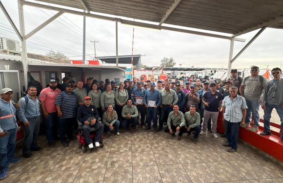 COMITÉ EJECUTIVO ENTREGA RECONOCIMIENTO POR JUBILACIÓN