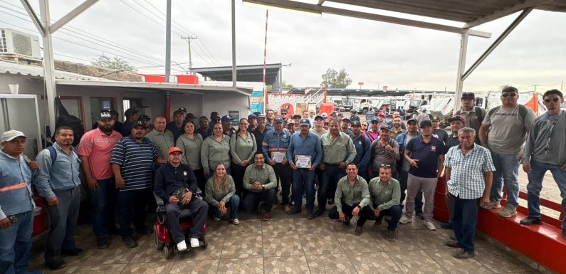 COMITÉ EJECUTIVO ENTREGA RECONOCIMIENTO POR JUBILACIÓN